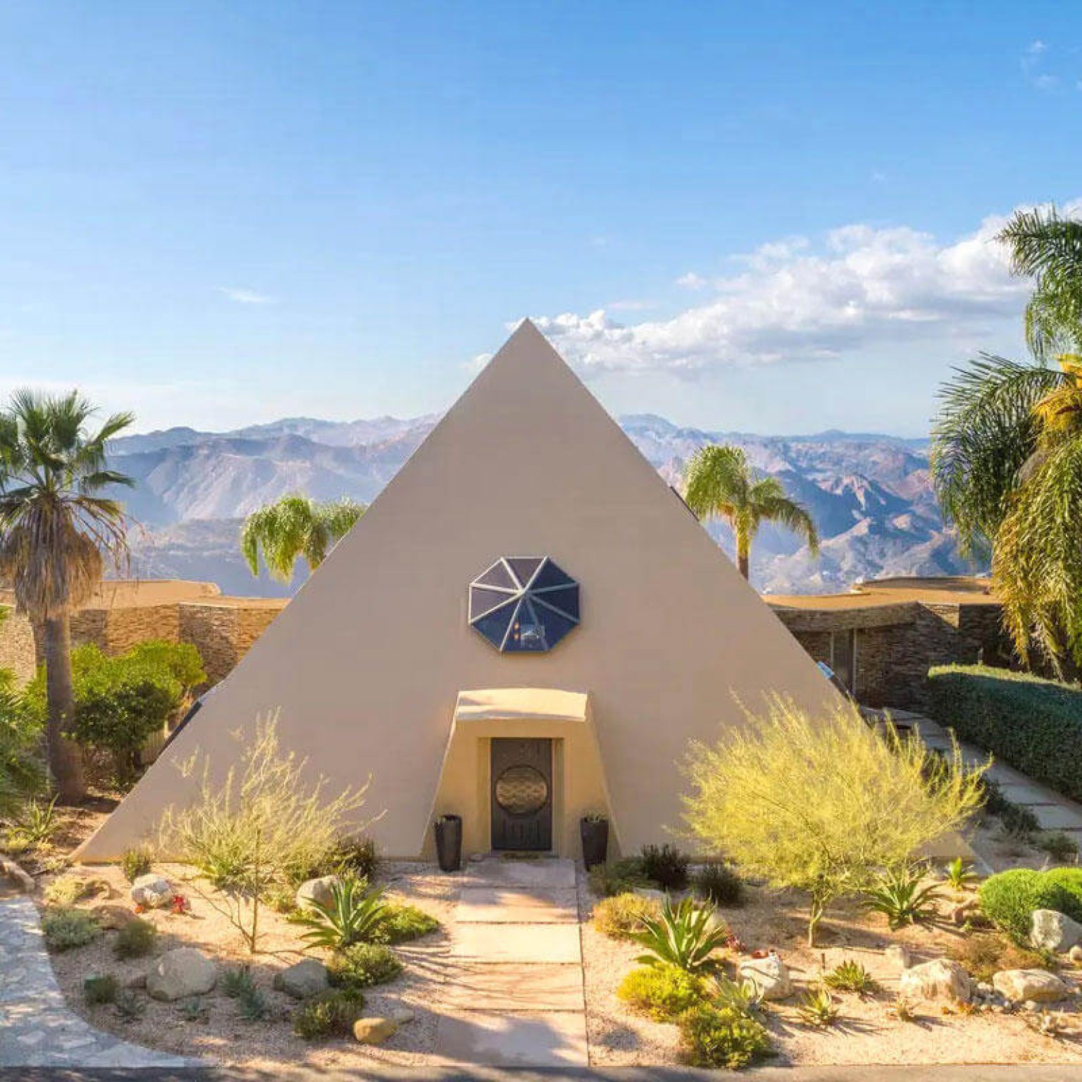 This Malibu Pyramid House Built in The 80’s For Astronomy Photographers ...