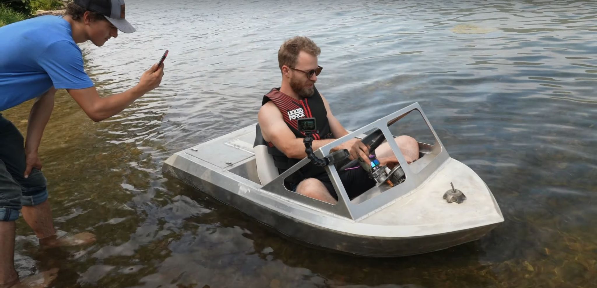 these-mini-jet-boats-are-a-thrill-seeker-s-best-friend-suckstobebroke