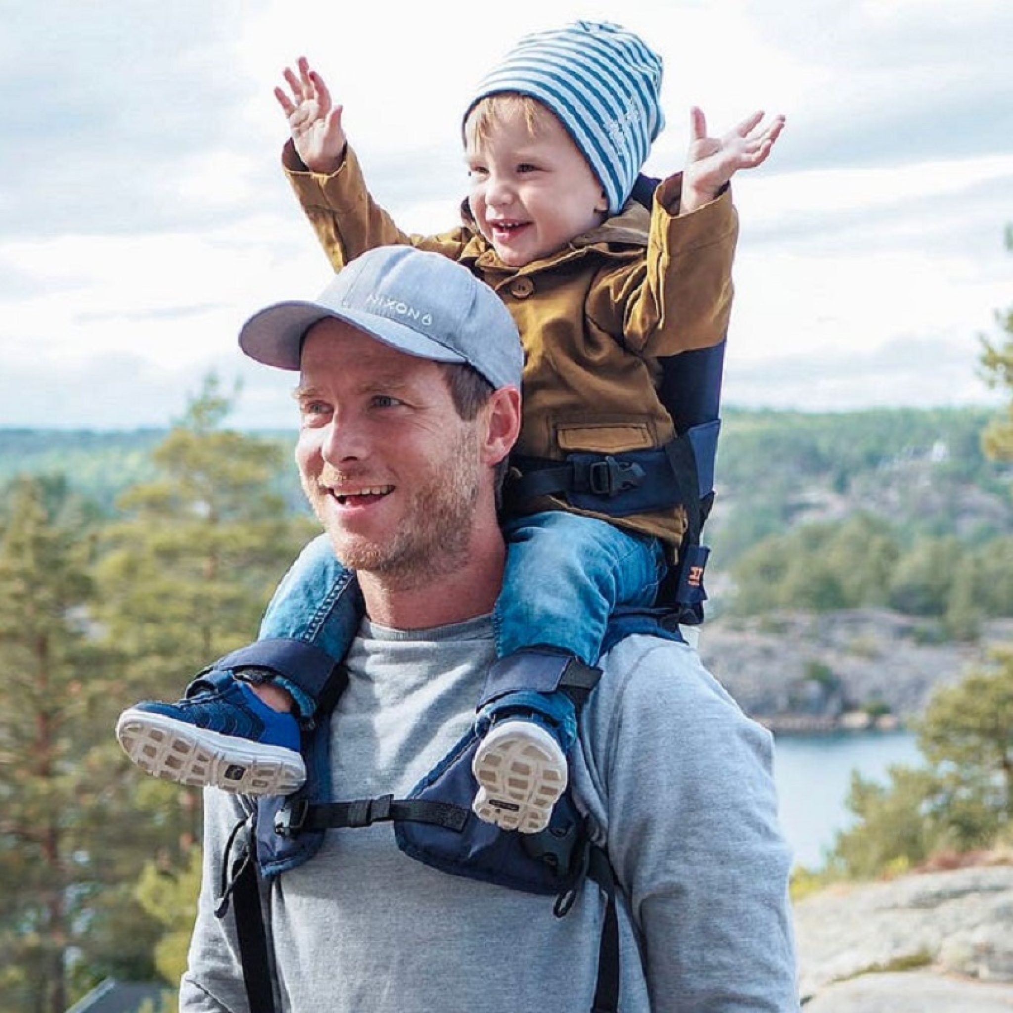 This Lightweight Child Shoulder Carrier Lets You Carry Your Child ...