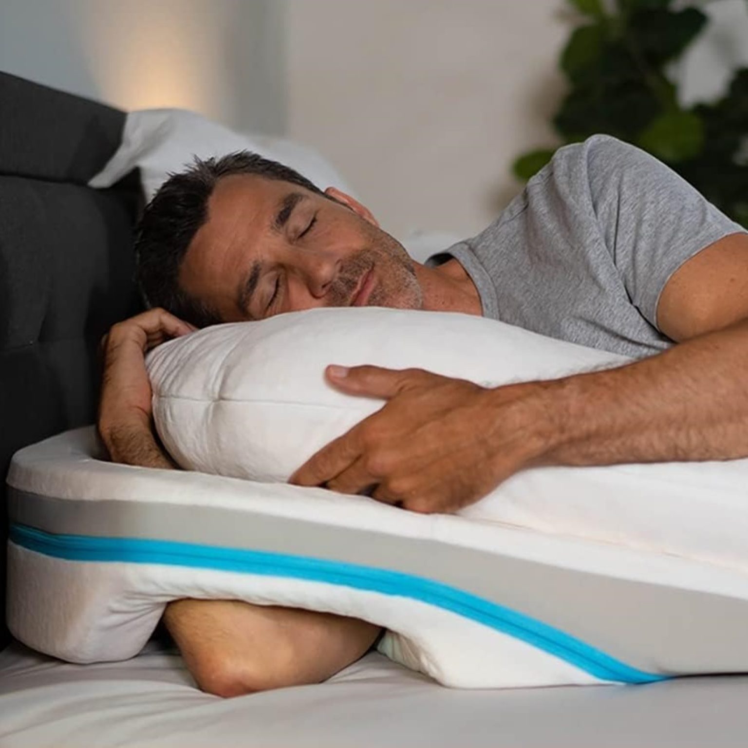 This Side Sleeper Pillow Lets You Sleep On Your Side Without the ...